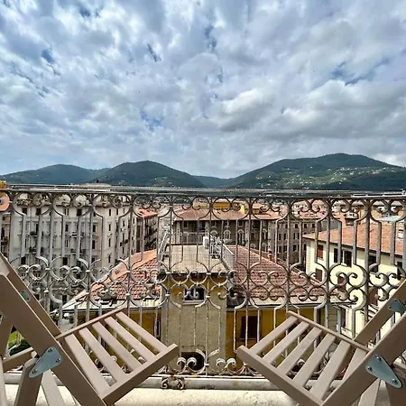 Fancy Bright With And Mountain View On An Ancient Staircase 5 Mins To The Station With 2 Balconies With Amazing View شقة لا سبيتسْيا