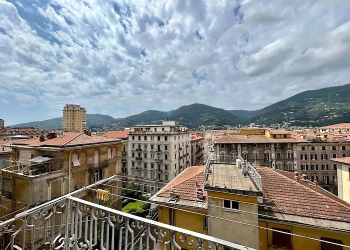 Fancy Bright With And Mountain View On An Ancient Staircase 5 Mins To The Station With 2 Balcony With Amazing View Apartmán La Spezia